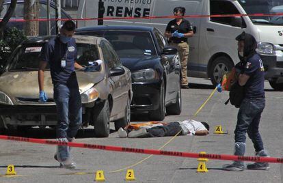 Forenses investigan un asesinato en Ciudad Juárez.