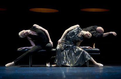 Diana Vishneva, a la derecha, en 'Switch', de Jean-Christophe Maillot, junto a Bernice Coppieters y Gaetan Morloti.