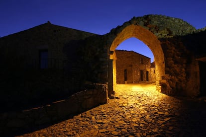 Es un espacio monumental que conserva importantes referencias medievales, como las viejas murallas, las ruinas del palacio de Cristóbal de Moura, la Picota quinientista, la iglesia medieval, la cisterna medieval y las inscripciones que atestan la presencia de una importante comunidad de cristianos nuevos.