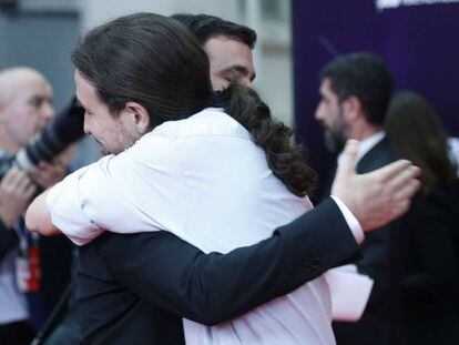 Pablo Iglesias junto a Alberto Garz&oacute;n, este jueves. 