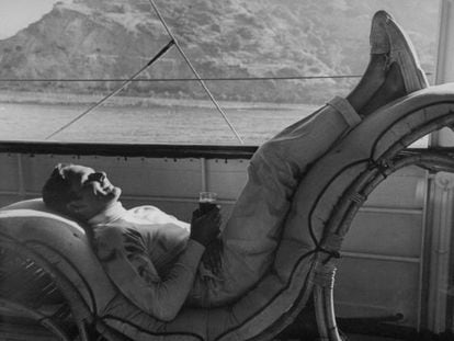 El actor Errol Flynn, en la cubierta de su barco en 1941. 
