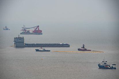 La operación es extremadamente delicada puesto que se cree que en el interior del barco pueden hallarse aún los cuerpos de nueve ocupantes del Sewol que nunca fueron localizados tras el trágico naufragio.