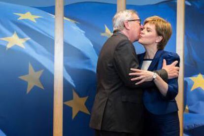 El presidente del Consejo Europeo, Jean Claude Juncker y la ministra principal de Escocia, Nicola Sturgeon, este mi&eacute;rcoles en Bruselas 