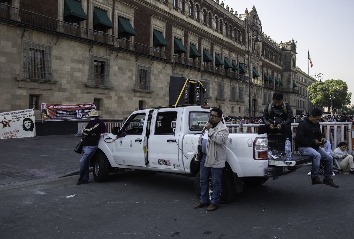 Maestros protestan a las puertas de Palacio Nacional para exigir más aumentos salariales y garantías para los indígenas