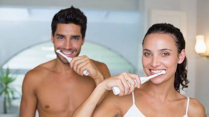 Una selección de modelos de cepillos de dientes eléctricos de las marcas Braun, Xiaomi, Fairywill y Philips.