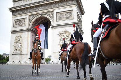 Las tropas francesas de la guardia republicana preparadas para el desfile del día de la Bastilla mientras esperan al presidente.