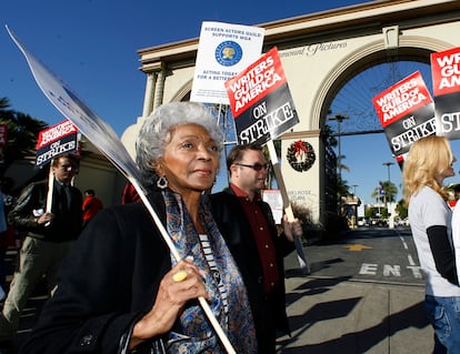 La actriz Nichelle Nichols, conocida por su participación en la saga Star Trek y ya fallecida en julio del año pasado, manifestándose ante los estudios Paramount en la Huelga de 2007.