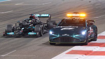 Lewis Hamilton, al lado del coche de seguridad el domingo durante el gran premio de Abu Dhabi.