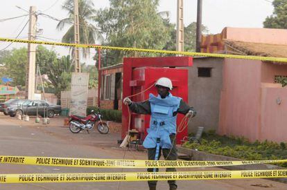 Un guarda vigila el bar atacado este s&aacute;bado en Bamako. 