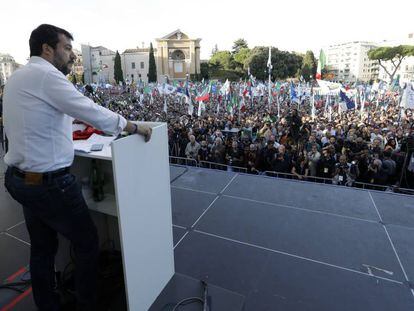 El líder de la Liga, Matteo Salvini, se dirige a los manifestantes este sábado en Roma.