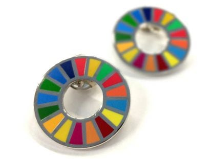 Pin que simboliza los Objetivos de Desarrollo Sostenible de Naciones Unidas.