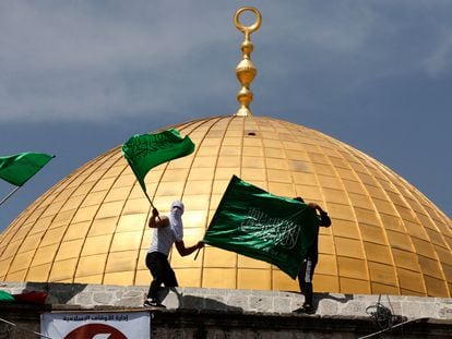 Jóvenes palestinos se manifiestan en la mezquita de Al-Aqsa, en Jerusalén, el viernes.