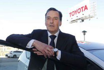Jacques Pieraerts, presidente de Toyota en Espa&ntilde;a, apoyado en un coche h&iacute;brido.