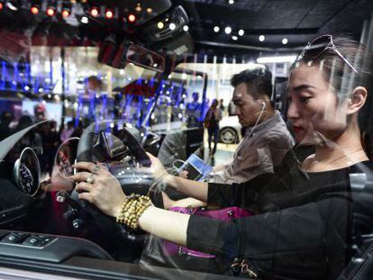 Visitantes en el salón del automóvil de Shánghai (China)