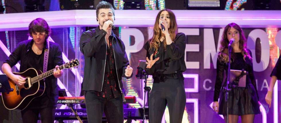 Juanes y Bebe, durante su actuación en la gala de los XXII premios de la Cadena Dial.