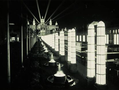Avinguda de la reina Maria Cristina durant l' Exposició Internacional de Barcelona de 1929. 