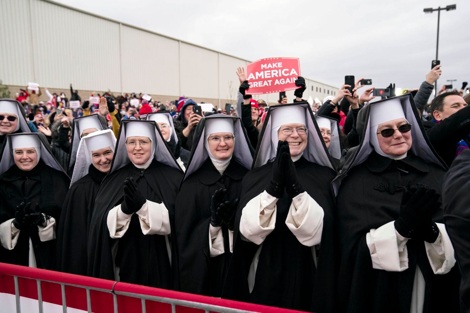 Un grupo de monjas, ayer en un mitin de Trump en Washington (Michigan).