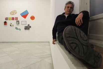 Patricio Cabrera, ayer en la Galería Rafael Ortiz de Sevilla junto a su obra <b><i>Geometría de la distancia</b></i> que da nombre a la muestra.
