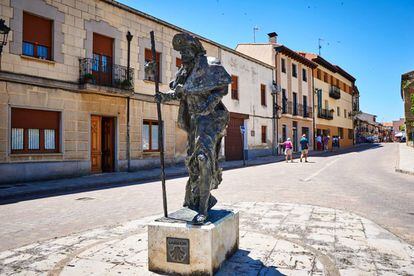 Escultura de bronce de un peregrino en Carrión de los Condes, por donde atraviesa el Camino Francés.