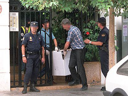 Agentes de policía trasladan objetos hallados en el piso utilizado por ETA en Valencia.