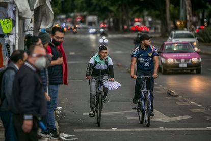 Gente anda en bicicleta en la colonia Buenavista de la Ciudad de Mexico, Mexico.
