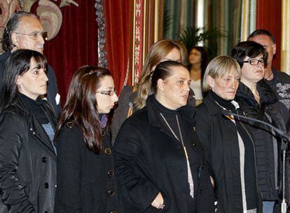 Familiares de tripulantes del atunero <i>Alakrana,</i> tras reunirse con el alcalde de Bilbao, Iñaki Azkuna (en segundo término, a la izquierda).