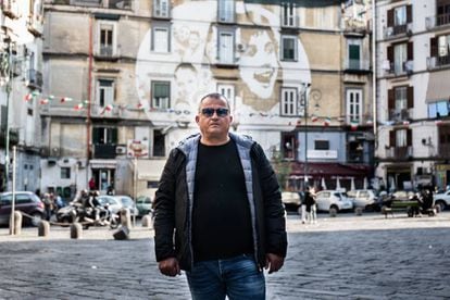 Antonio, padre de Genny Cesarano, en el lugar donde su hijo fue asesinado por error por la Camorrra.