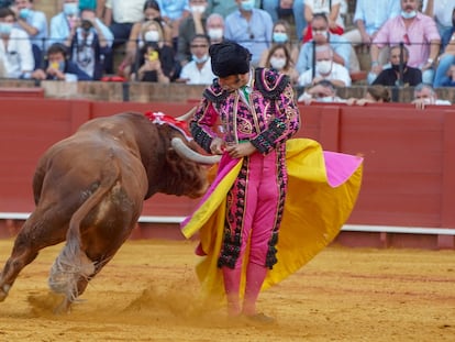 Media verónica de Morante a toro al que cortó las dos orejas.