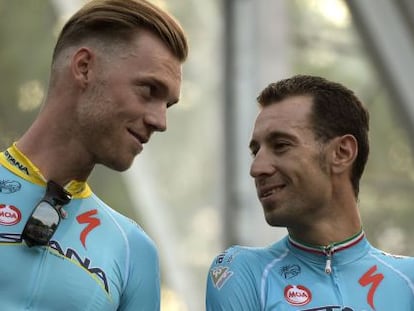 Boom, a la izquierda, y Nibali, durante la presentaci&oacute;n de los equipos del Tour, el jueves.