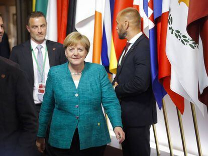 La canciller alemana, Angela Merkel, tras una noche de negociaciones sobre inmigraci&oacute;n en Bruselas.  EFE/OLIVIER HOSLET