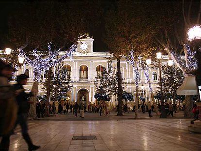 Alumbrado navideño en la Plaza Nueva de Sevilla.