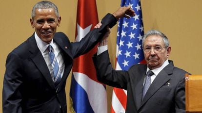 Barack Obama y Raúl Castro en el encuentro histórico entre ambos líderes en La Habana, en 2016.