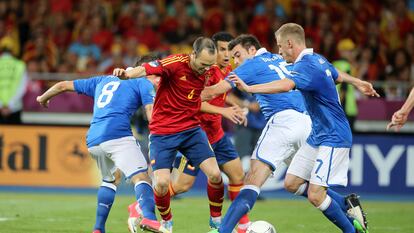 Andres Iniesta, entre los italianos Marchisio, Barzagli y Abate en la final de la Eurocopa de 2012.