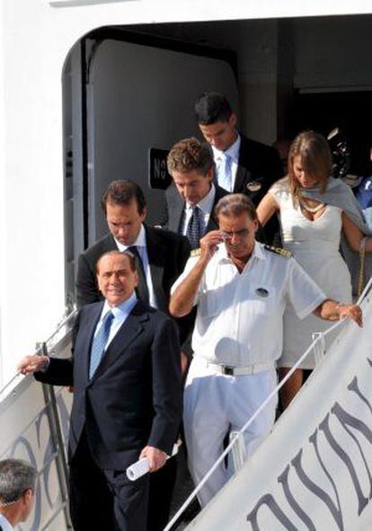 El primer ministro Silvio Berlusconi desembarca en Bari.