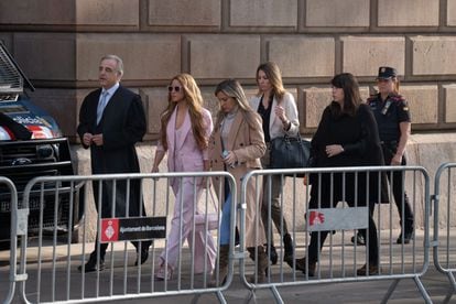 Shakira con sus abogados Pau Molins y Miriam Company a su llegada a la Audiencia Nacional de Barcelona esta mañana. En la mano se reconoce la bolso de Jacquemus.