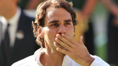 Federer lanza un beso a los aficionados.