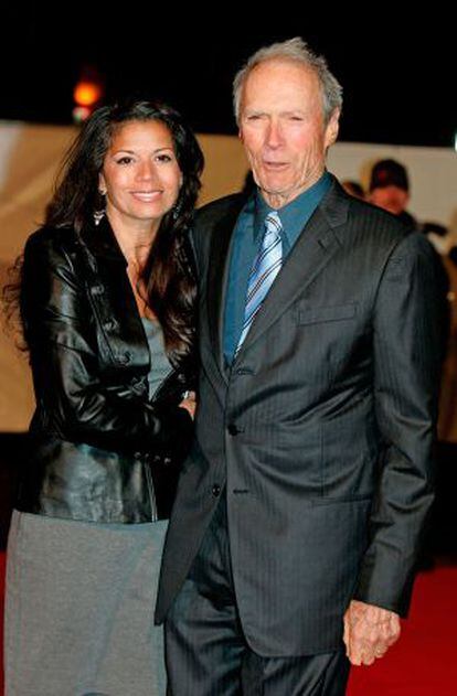 Clint Eastwood y su mujer, la periodista Dina Ruiz.