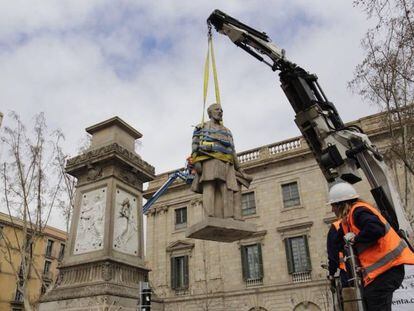 Una grúa retira la estatua de Antonio López el domingo en Barcelona.