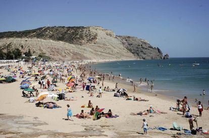 Playa de Praia da Luz, Algarve (Portugal), uno de los enclaves más populares de los turistas ingleses