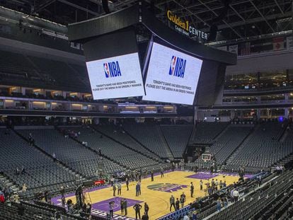 Vista del Chesapeake Energy Arena, estadio de los Oklahoma City Thunder, con el anuncio en los videomarcadores de la suspensión del partido ante los Utah Jazz. 