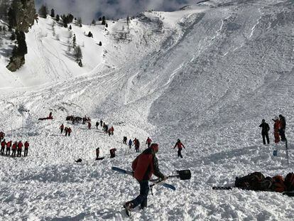 Los equipos de rescate buscan a las v&iacute;ctimas del alud cerca del pico Jochgrubkopf, este mi&eacute;rcoles.