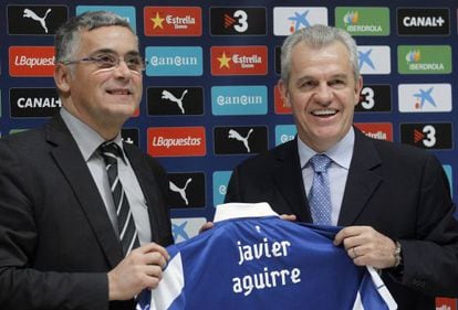 El presidente del Espanyol, Joan Collet, con el técnico Javier Aguirre.