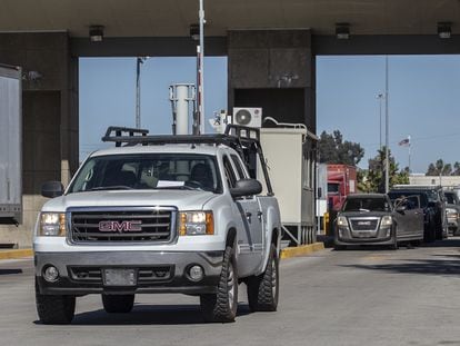 Una camioneta proveniente de Estados Unidos, sale de la aduana de Tijuana, el 4 de febrero de 2022.