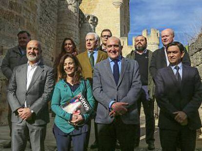 Los responsables de las principales bodegas junto a &Oacute;scar Becerra, director gerente de PRISA Revistas.