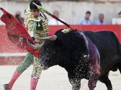 Miguel Angel Perera torea a uno de sus seis toros en Nimes.