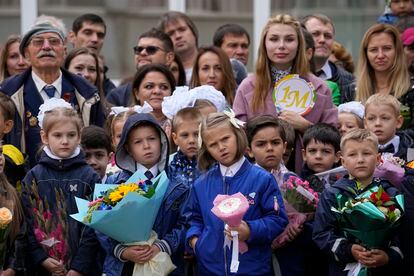 Un grupo de estudiantes y sus familiares asisten a la ceremonia que marca el inicio del año escolar, este jueves en Najabino, en la periferia de Moscú.