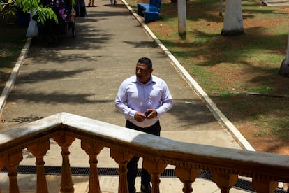 José Rojas-Méndez, de 45 años, delante de su despacho de Buenos Aires.