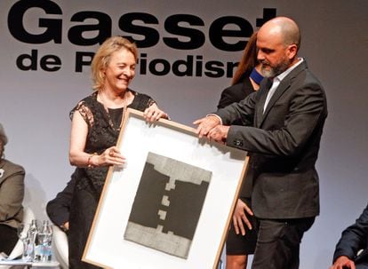 Soledad Puértolas entrega a Jacobo Méndez el Ortega y Gasset a la mejor fotografía.