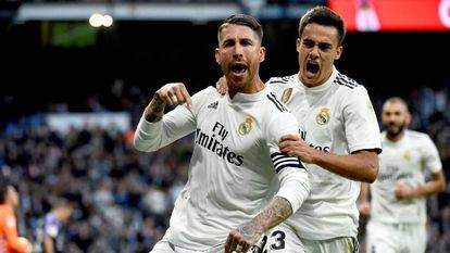 Ramos celebra junto a Reguilón su gol de penalti al Valladolid.