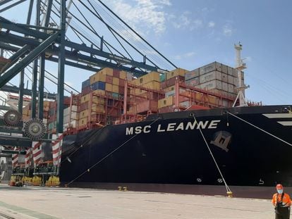 El primer buque llegado al puerto de Valencia con material sanitario de China encargado por la Generalitat.